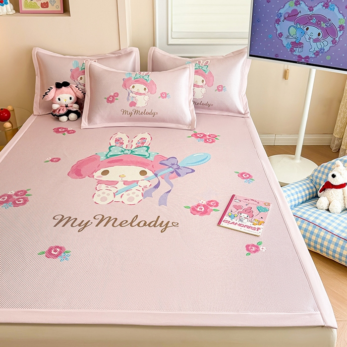 91家纺网 家纺一手货源 找家纺 蓝邻 2025春夏新款正版三丽鸥600D冰藤大版数码印花凉席-场景一 魔法美乐蒂