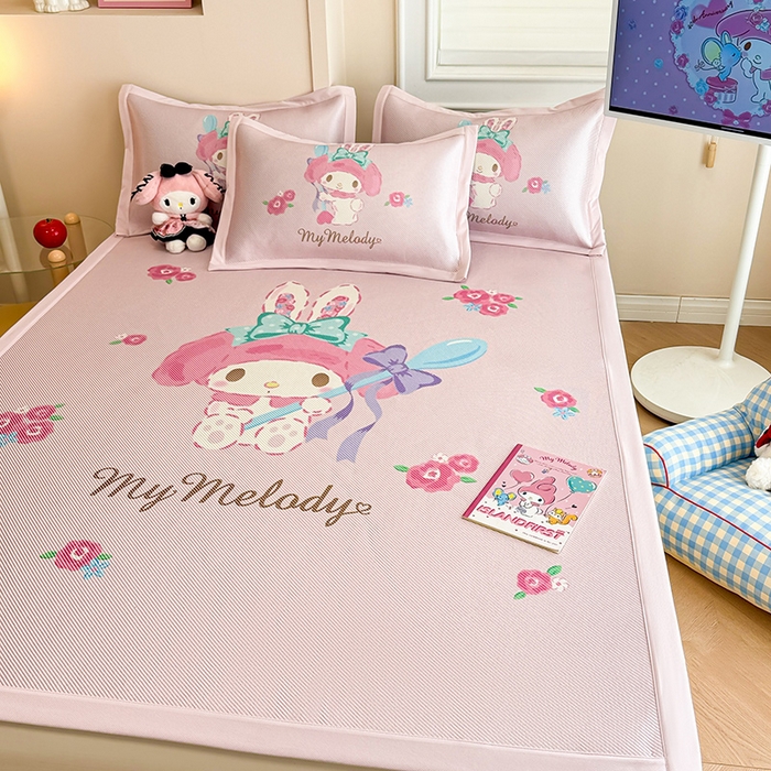 91家纺网 家纺一手货源 找家纺 蓝邻 2025春夏新款正版三丽鸥600D冰藤大版数码印花凉席-场景一 魔法美乐蒂