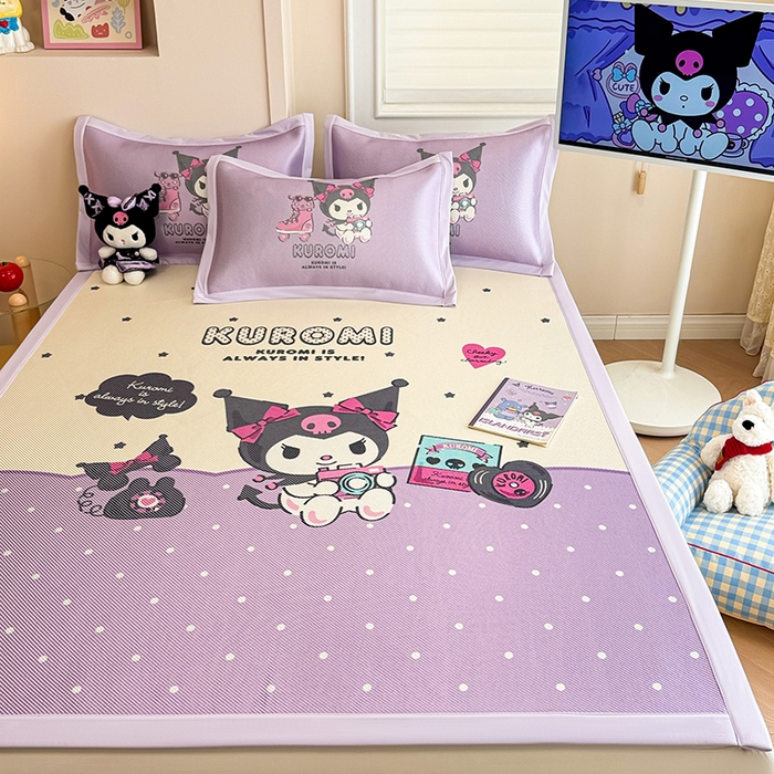 91家纺网 家纺一手货源 找家纺 蓝邻 2025春夏新款正版三丽鸥600D冰藤大版数码印花凉席-场景一 可爱库洛米