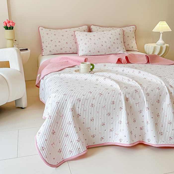 91家纺网 家纺一手货源 找家纺 橘夏家纺2025爆款棉感珍珠绸印花床盖三件套 木棉蝶花--粉玉