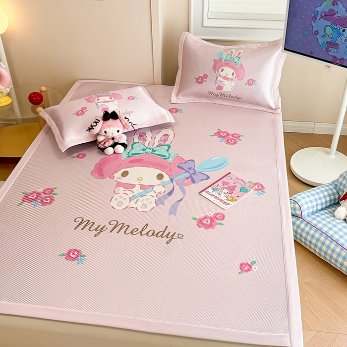 91家纺网 家纺一手货源 找家纺 蓝邻 2025春夏新款正版三丽鸥600D冰藤大版数码印花凉席-场景一 魔法美乐蒂