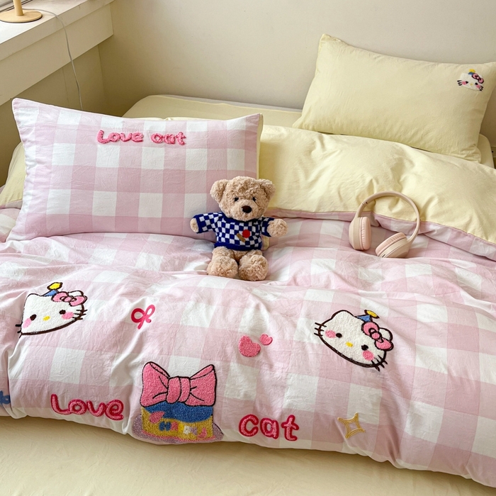 91家纺网 家纺一手货源 找家纺 雨帆  2025新款卡通水洗棉毛巾绣四件套 粉格芝士