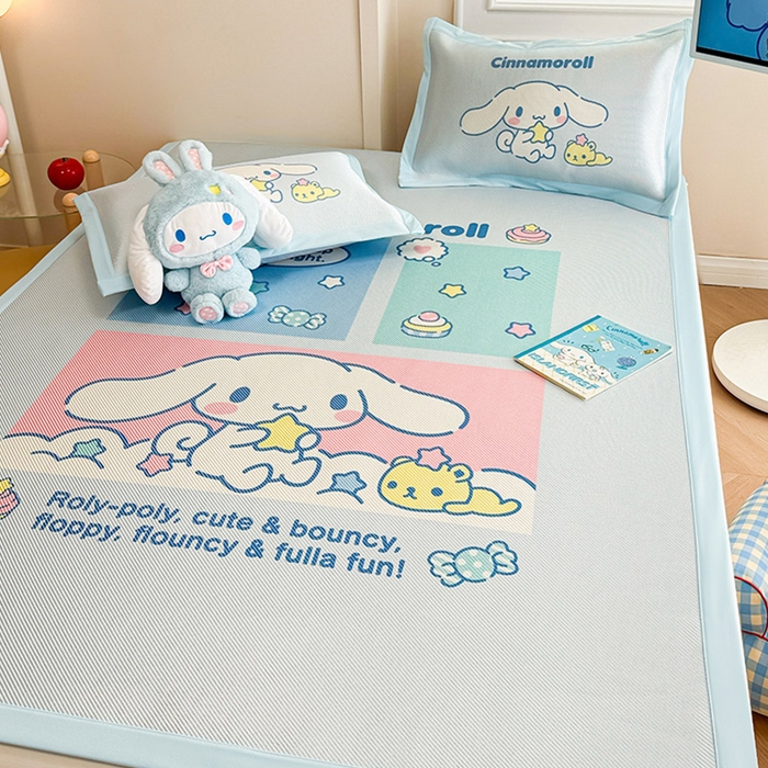 91家纺网 家纺一手货源 找家纺 蓝邻 2025春夏新款正版三丽鸥600D冰藤大版数码印花凉席-场景一 淘气大耳狗