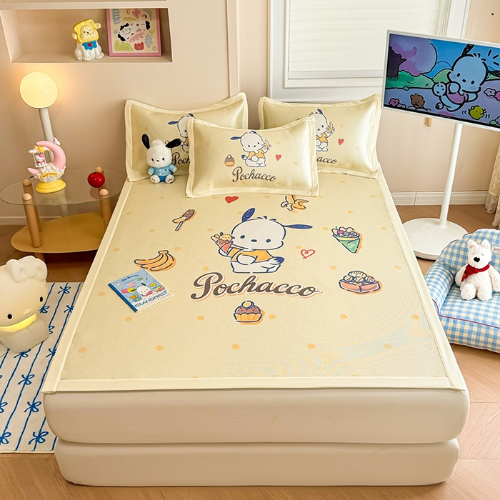 91家纺网 家纺一手货源 找家纺 蓝邻 2025春夏新款正版三丽鸥600D冰藤大版数码印花凉席-场景一 甜品帕恰狗