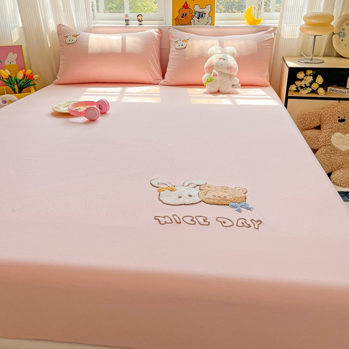 91家纺网 家纺一手货源 找家纺 海岛哥哥 2025春夏新款卡通毛巾绣床笠 兔兔的好朋友