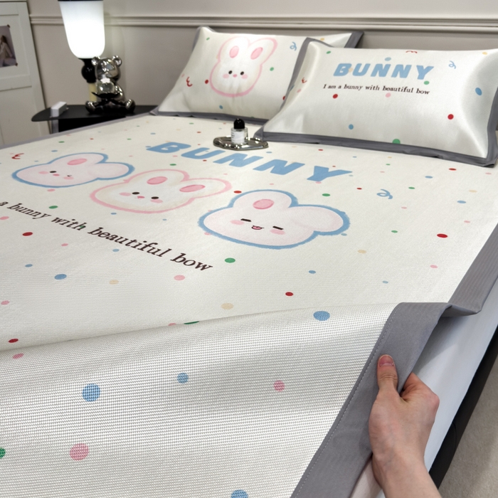 91家纺网 家纺一手货源 找家纺 倾慕  2025新款数码大版时尚卡通风冰藤席 BUNNY兔