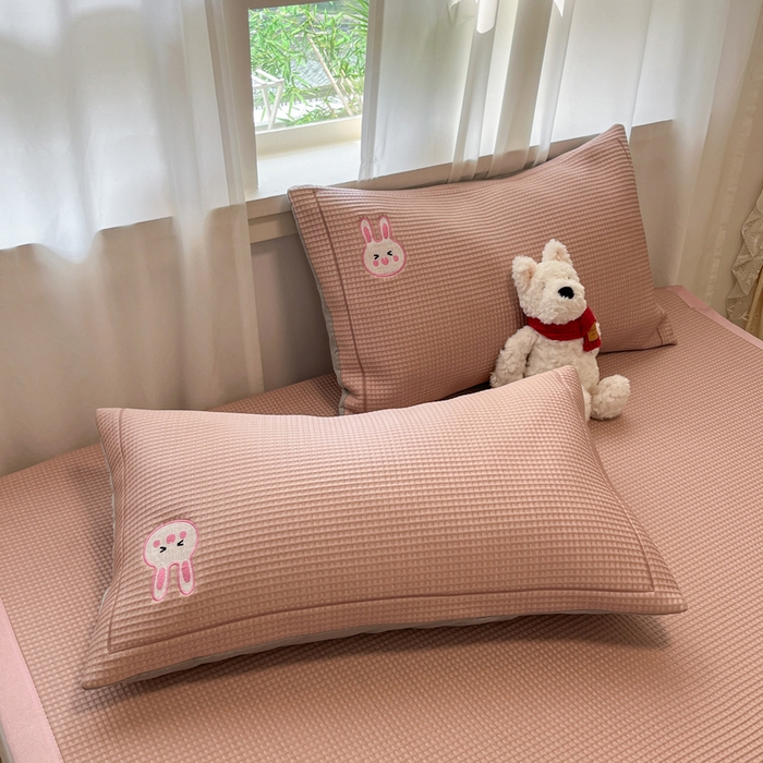 91家纺网 家纺一手货源 找家纺 雅居纺家纺 2025新款A类加厚三明治底华夫格绣花凉感席 床席款-幸福兔