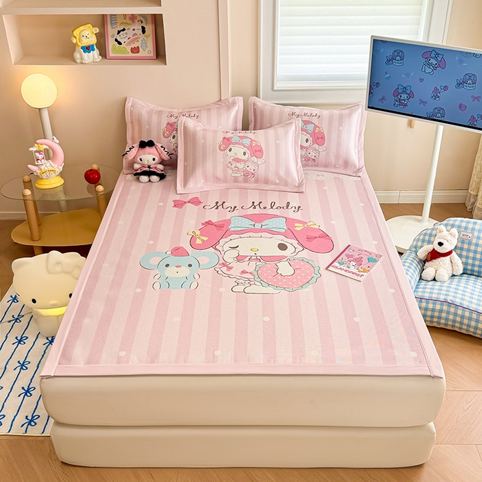 91家纺网 家纺一手货源 找家纺 蓝邻 2025春夏新款正版三丽鸥600D冰藤大版数码印花凉席-场景一 爱心美乐蒂