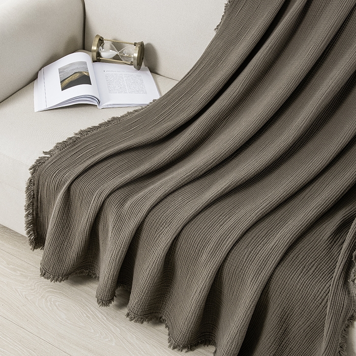 91家纺网 家纺一手货源 找家纺 皇寝世家家居 2025新款A类全棉针织四层纱苏流毯子沙发盖毯 午睡复古毛毯 静谧-茶色