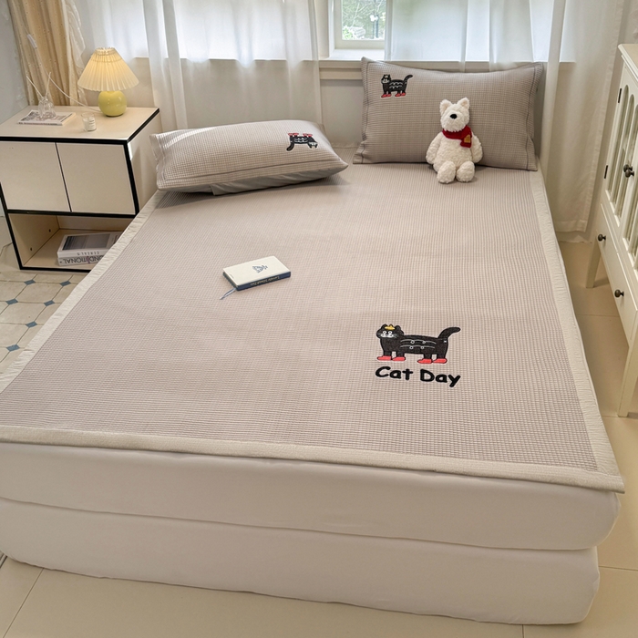 91家纺网 家纺一手货源 找家纺 雅居纺家纺 2025新款A类加厚三明治底华夫格绣花凉感席 床席款-喵喵