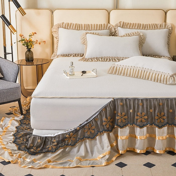 91家纺网 家纺一手货源 找家纺 情恒家纺   2025新款提花PE海洋丝可脱卸床裙席三件套 阡陌 奶咖