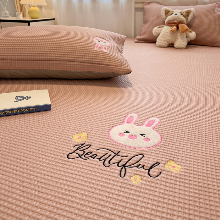 91家纺网 家纺一手货源 找家纺 雅居纺家纺 2025新款A类加厚三明治底华夫格绣花凉感席 床笠款-幸福兔