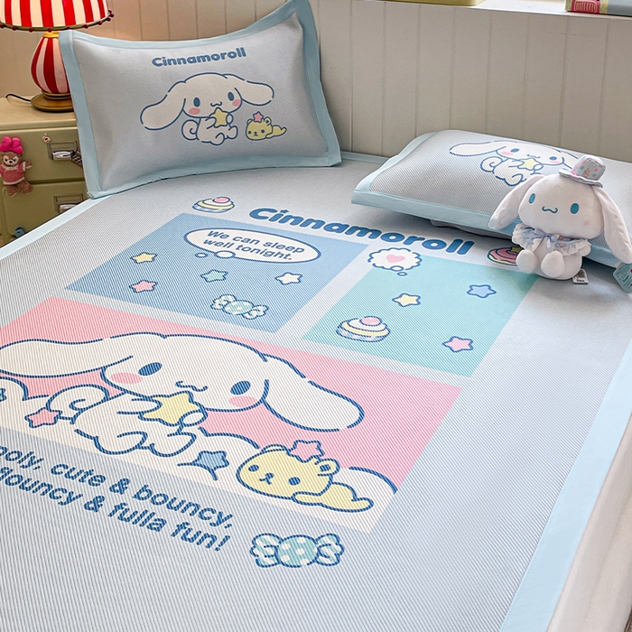 91家纺网 家纺一手货源 找家纺 蓝邻 2025春夏新款正版三丽鸥600D冰藤大版数码印花凉席-场景二 淘气大耳狗