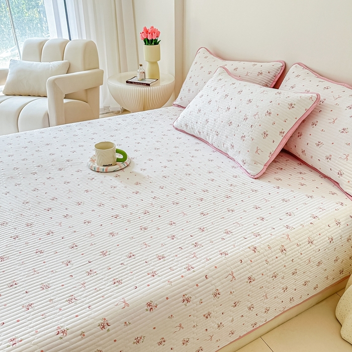 91家纺网 家纺一手货源 找家纺 橘夏家纺2025爆款棉感珍珠绸印花床盖三件套 木棉蝶花--粉玉