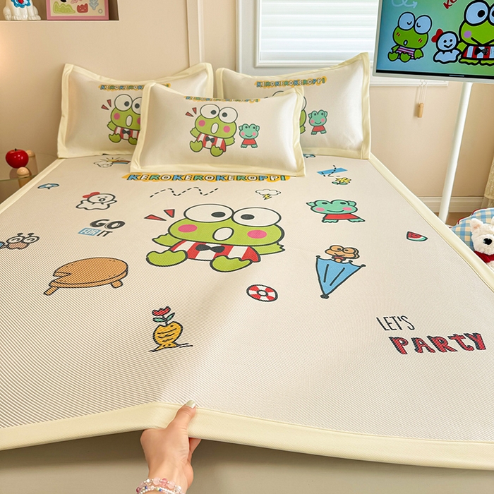 91家纺网 家纺一手货源 找家纺 蓝邻 2025春夏新款正版三丽鸥600D冰藤大版数码印花凉席-场景一 派队三眼蛙