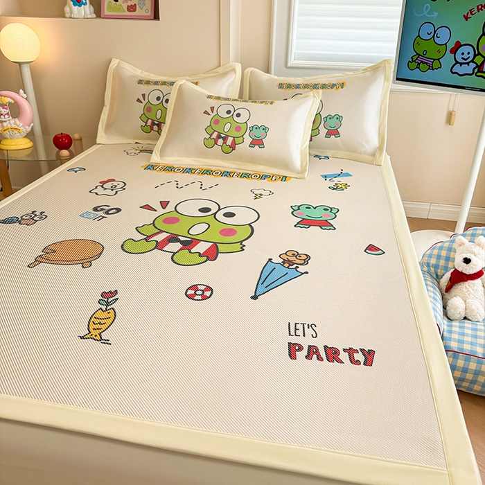 91家纺网 家纺一手货源 找家纺 蓝邻 2025春夏新款正版三丽鸥600D冰藤大版数码印花凉席-场景一 派队三眼蛙