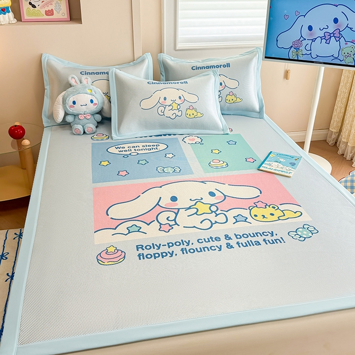 91家纺网 家纺一手货源 找家纺 蓝邻 2025春夏新款正版三丽鸥600D冰藤大版数码印花凉席-场景一 淘气大耳狗