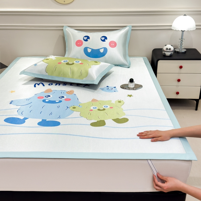 91家纺网 家纺一手货源 找家纺 倾慕  2025新款数码大版时尚卡通风冰藤席 怪兽兄弟