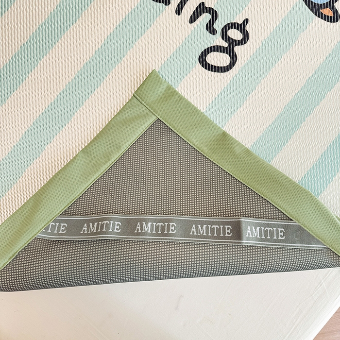 91家纺网 家纺一手货源 找家纺 蓝邻 2025春夏新款正版三丽鸥600D冰藤大版数码印花凉席-场景一 三眼蛙