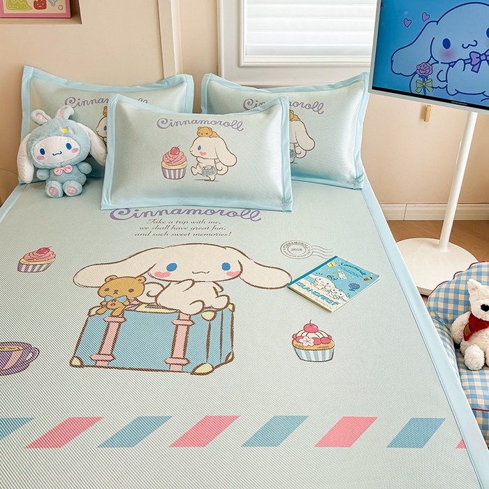 91家纺网 家纺一手货源 找家纺 蓝邻 2025春夏新款正版三丽鸥600D冰藤大版数码印花凉席-场景一 害羞玉桂狗