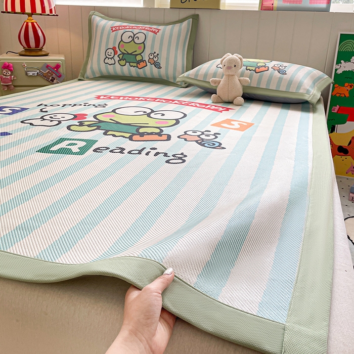 91家纺网 家纺一手货源 找家纺 蓝邻 2025春夏新款正版三丽鸥600D冰藤大版数码印花凉席-场景二 三眼蛙