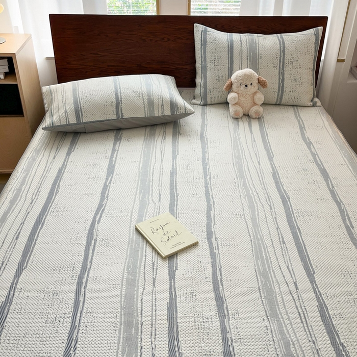 91家纺网 家纺一手货源 找家纺 雅居纺家纺 2025新款A类加厚三明治底简约提花凉感席系列-床笠款 线条-蓝