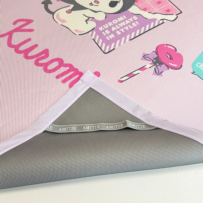 91家纺网 家纺一手货源 找家纺 蓝邻 2025春夏新款正版三丽鸥600D冰藤大版数码印花凉席-场景一 糖果库洛米