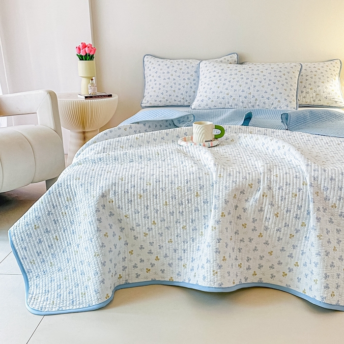 91家纺网 家纺一手货源 找家纺 橘夏家纺2025爆款棉感珍珠绸印花床盖三件套 花非花--晴空蓝