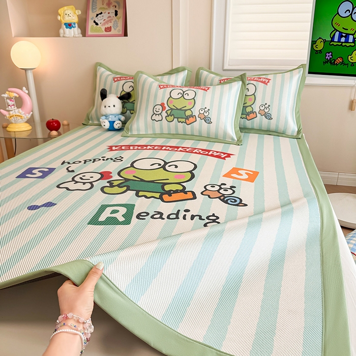 91家纺网 家纺一手货源 找家纺 蓝邻 2025春夏新款正版三丽鸥600D冰藤大版数码印花凉席-场景一 三眼蛙