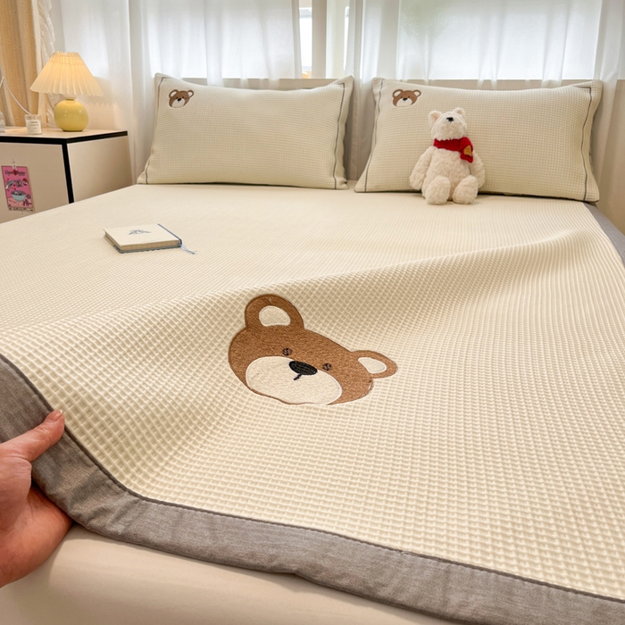 91家纺网 家纺一手货源 找家纺 雅居纺家纺 2025新款A类加厚三明治底华夫格绣花凉感席 床席款-熊出没