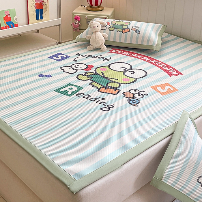 91家纺网 家纺一手货源 找家纺 蓝邻 2025春夏新款正版三丽鸥600D冰藤大版数码印花凉席-场景二 三眼蛙