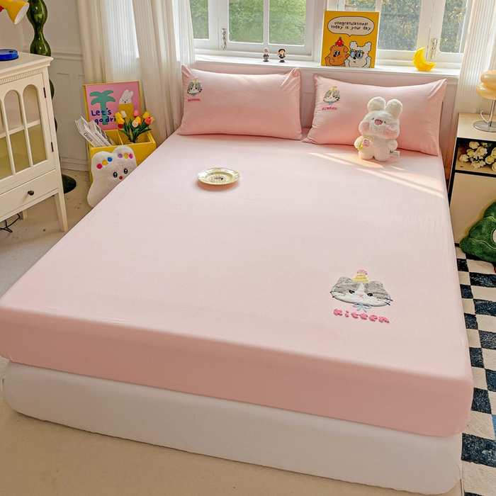 91家纺网 家纺一手货源 找家纺 港岛妹妹 2025春夏新款卡通毛巾绣床笠 个性猫咪