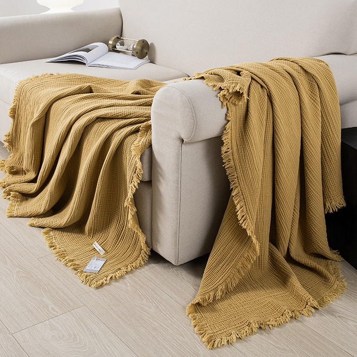 91家纺网 家纺一手货源 找家纺 皇寝世家家居 2025新款A类全棉针织四层纱苏流毯子沙发盖毯 午睡复古毛毯 静谧-焦糖