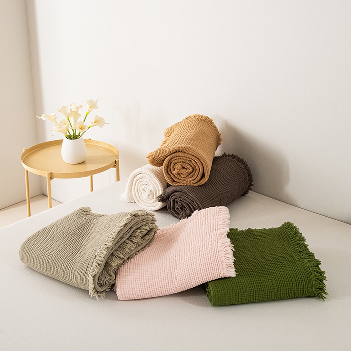 91家纺网 家纺一手货源 找家纺 皇寝世家家居 2025新款A类全棉针织四层纱苏流毯子沙发盖毯 午睡复古毛毯 组合图