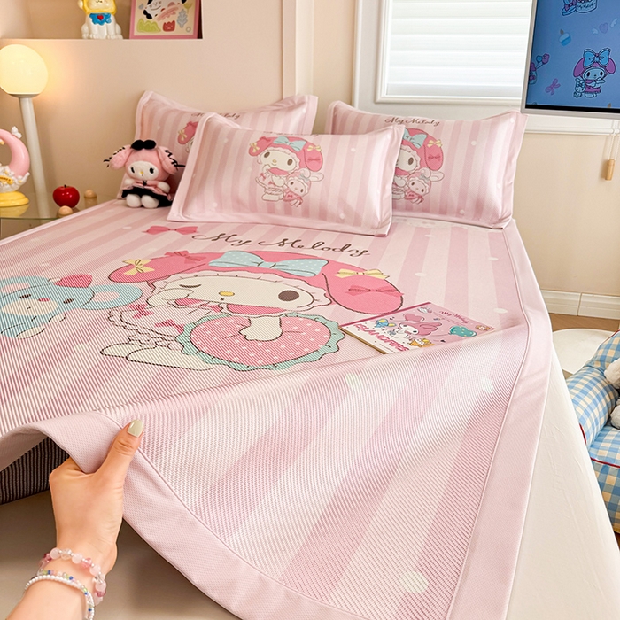 91家纺网 家纺一手货源 找家纺 蓝邻 2025春夏新款正版三丽鸥600D冰藤大版数码印花凉席-场景一 爱心美乐蒂