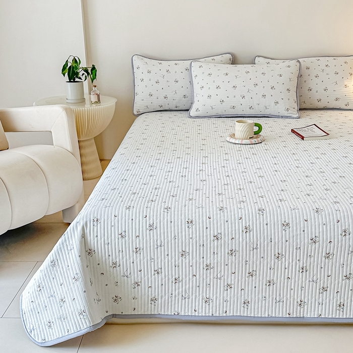 91家纺网 家纺一手货源 找家纺 橘夏家纺2025爆款棉感珍珠绸印花床盖三件套 木棉蝶花--雅韵灰