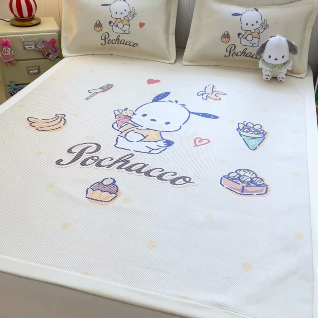 91家纺网 家纺一手货源 找家纺 蓝邻 2025春夏新款正版三丽鸥600D冰藤大版数码印花凉席-场景二 甜品帕恰狗