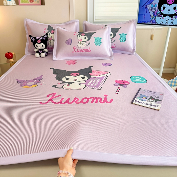 91家纺网 家纺一手货源 找家纺 蓝邻 2025春夏新款正版三丽鸥600D冰藤大版数码印花凉席-场景一 糖果库洛米