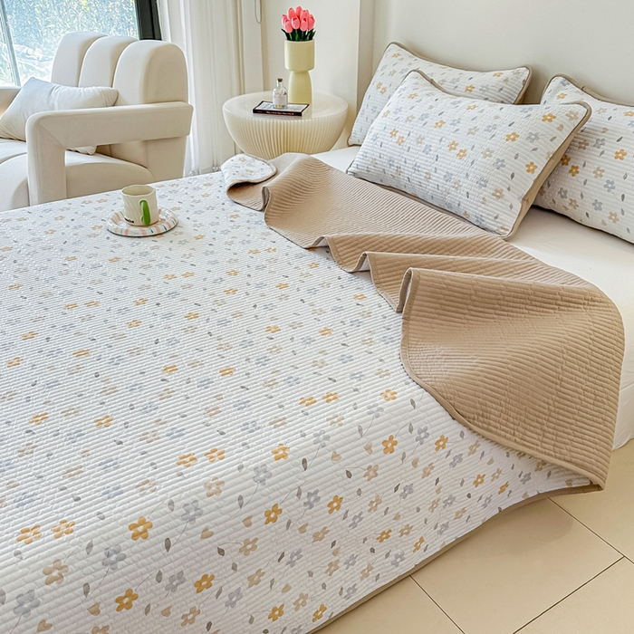 91家纺网 家纺一手货源 找家纺 橘夏家纺2025爆款棉感珍珠绸印花床盖三件套 朵朵花林--奶咖