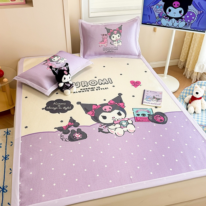 91家纺网 家纺一手货源 找家纺 蓝邻 2025春夏新款正版三丽鸥600D冰藤大版数码印花凉席-场景一 可爱库洛米