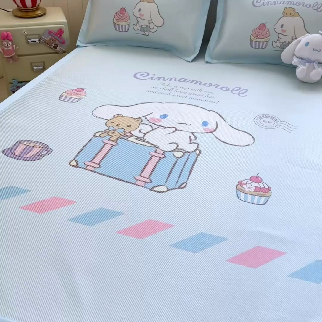 91家纺网 家纺一手货源 找家纺 蓝邻 2025春夏新款正版三丽鸥600D冰藤大版数码印花凉席-场景一 害羞玉桂狗