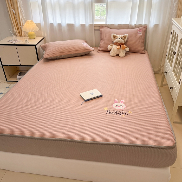 91家纺网 家纺一手货源 找家纺 雅居纺家纺 2025新款A类加厚三明治底华夫格绣花凉感席 床笠款-幸福兔