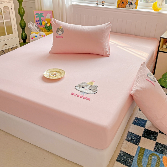 91家纺网 家纺一手货源 找家纺 港岛妹妹 2025春夏新款卡通毛巾绣床笠 个性猫咪