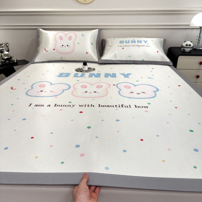 91家纺网 家纺一手货源 找家纺 倾慕  2025新款数码大版时尚卡通风冰藤席 BUNNY兔