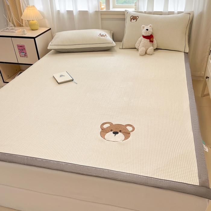 91家纺网 家纺一手货源 找家纺 雅居纺家纺 2025新款A类加厚三明治底华夫格绣花凉感席 床席款-熊出没