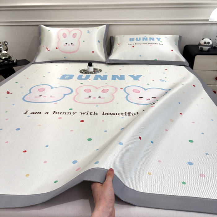 91家纺网 家纺一手货源 找家纺 倾慕  2025新款数码大版时尚卡通风冰藤席 BUNNY兔