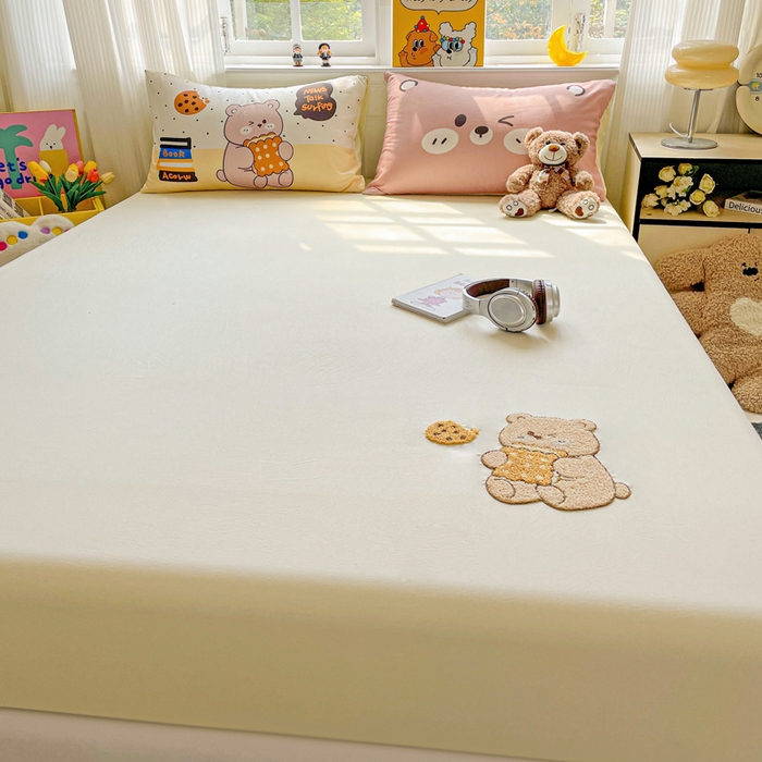 91家纺网 家纺一手货源 找家纺 海岛哥哥 2025春夏新款大版枕套毛巾绣床笠 大版小熊饼干