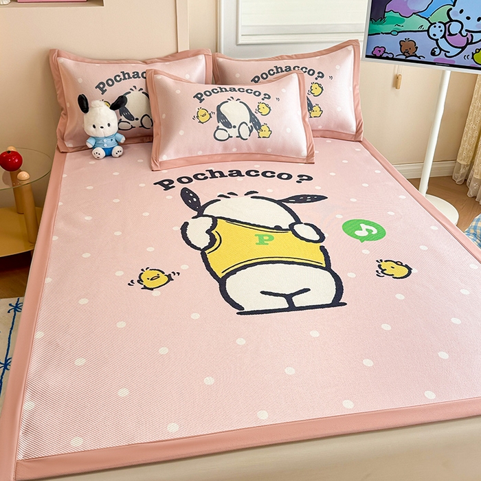 91家纺网 家纺一手货源 找家纺 蓝邻 2025春夏新款正版三丽鸥600D冰藤大版数码印花凉席-场景一 萌萌帕恰狗