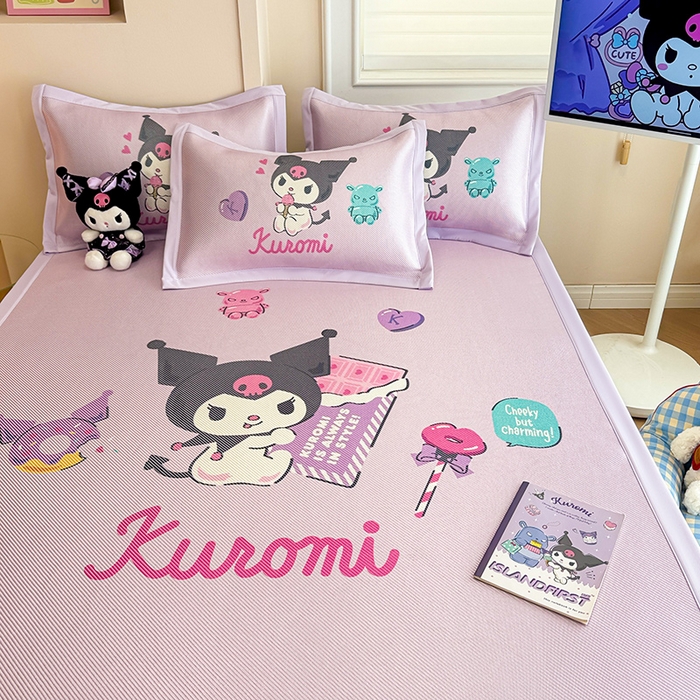 91家纺网 家纺一手货源 找家纺 蓝邻 2025春夏新款正版三丽鸥600D冰藤大版数码印花凉席-场景一 糖果库洛米