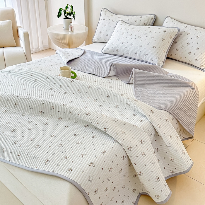 91家纺网 家纺一手货源 找家纺 橘夏家纺2025爆款棉感珍珠绸印花床盖三件套 木棉蝶花--雅韵灰